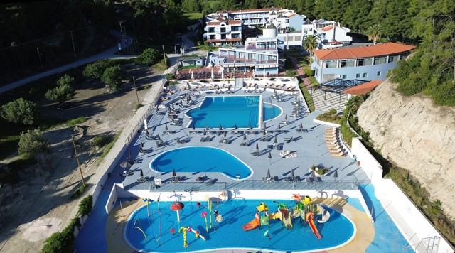 Aerial view of the hotel, swimming pools and Aquasplash