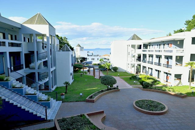 Courtyard between the hotel buildings