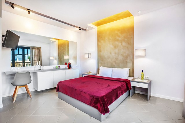 Junior suite with red bed cover