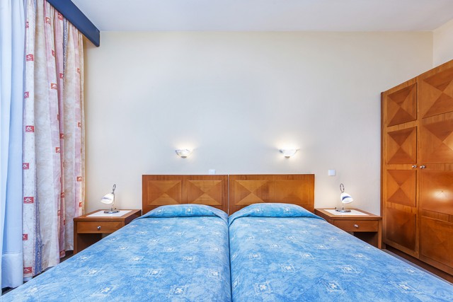 Double room with wooden headboard